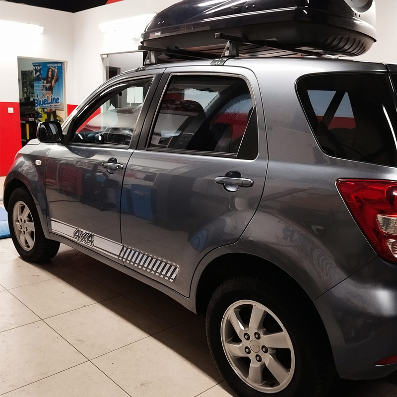 Αυτοκόλλητο Αυτοκινήτου Λωρίδα Πόρτας 4x4 Συμβατό με Daihatsu Terios II 150cm x 11cm Λευκό Χρώμα 2 Τεμάχια Με Δώρο Σπάτουλα